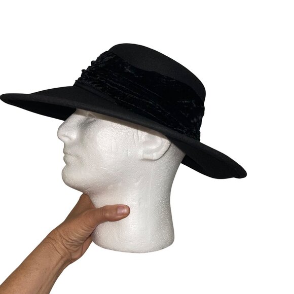 Vintage Womens Hat Size Medium Black Velvet Band Wool Italy
